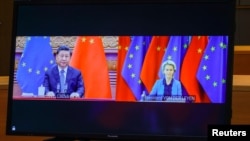 FILE - Chinese President Xi Jinping and European Commission President Ursula von der Leyen are seen via video conference during an EU China summit at the European Council building in Brussels, Belgium, April 1, 2022. 