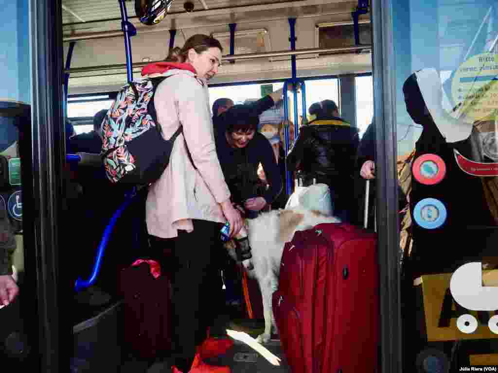 Refugiados ucranianos suben al autobús que les llevará a Przemysl, una localidad cercana a la frontera donde hay varios refugios temporales.&nbsp;