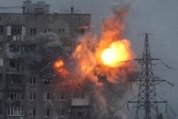 انفجار بر اثر شلیک یک تانک روسی در ماریوپول، اوکراین (جمعه، ۲۰ اسفند ۱۴۰۰)