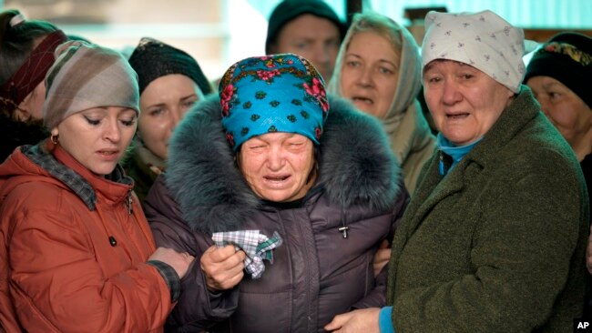 Mẹ của Rustam Zarifulin, người lính Nga tử trận ở Ukraine, khóc thương con trong vòng tay người thân trong một buổi lễ đưa tiễn ở quê nhà của anh ở Kara-Balta, nằm cách Bishkek, Kyrgyzstan, 60 km về hướng tây hôm 27/3