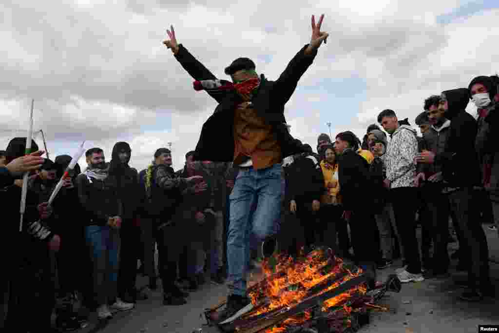 پریدن از سر آتش یکی از رسوم رایج در جشن نوروز در بین مردم ترکیه است.