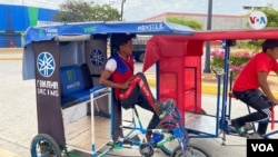 Ney Manuel Palmar es uno de los miles de bicitaxistas que recorre Maracaibo. [Foto: Gustavo Ocando Alex, VOA]