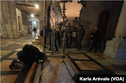 La piedra, donde se cree que reposó el cuerpo de Jesucristo tras ser crucificado es uno de los lugares en la antigua Jerusalén más visitados por los peregrinos. Foto Karla Arévalo, VOA.