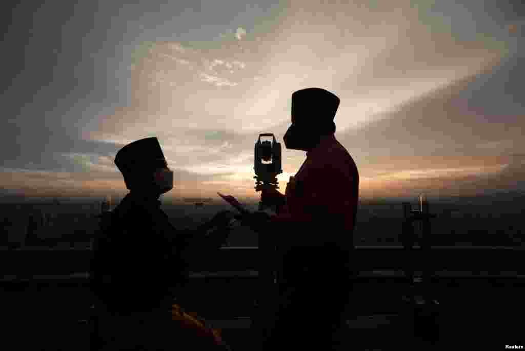 Malaysia&#39;s Islamic Authority&#39;s officers use a theodolite (a device to measure angles) to perform &quot;rukyah,&quot; the sighting of the new moon which marks the start of the holy month of Ramadan, are seen in Kuala Lumpur, Malaysia. (REUTERS/Hasnoor Hussain)