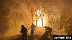 Rescatistas trabajan en el sitio de los edificios dañados por los bombardeos, mientras continúa la invasión rusa de Ucrania, en Mykolaiv, Ucrania, en esta foto del del 23 de marzo de 2022. Servicio de prensa del Servicio Estatal de Emergencia de Ucrania/Folleto vía REUTERS