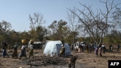 Des réfugiés du Burkina Faso sont vus dans un refuge à Tougbo le 22 janvier 2022.