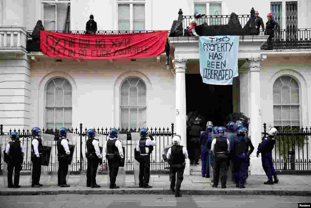 Police officers prepare to enter a house reportedly belonging to Russian billionaire Oleg Deripaska, who was placed on Britain&#39;s sanctions list last week, as squatters occupy it, in Belgravia, London. (REUTERS/Peter Nicholls)