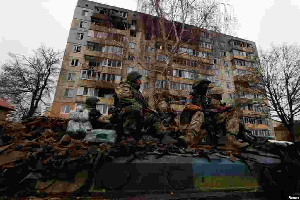 Soldados ucranianos son vistos en su vehículo militar.