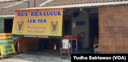 Warung makan di Solo yang secara terang-terangan menjual dan menyediakan daging anjing. (VOA/Yudha Satriawan)