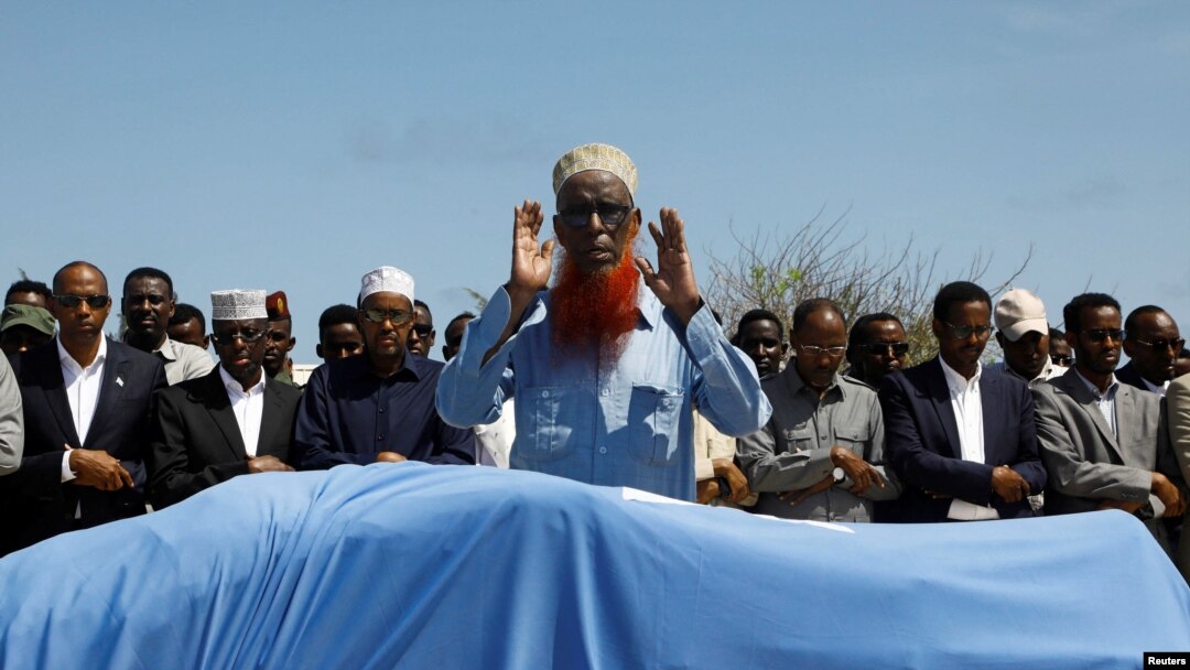 Abavukanyi n'abategetsi ba reta ya Somaliya basengera ikiziga ca Amina Mohamed Abdi, yishwe n'igitero c'umwiyahuzi i Beledweyne, ku kibuga c'indege c'i Mogadishu, Somaliya,