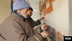 Artisans weaving a hand-knotted Kashmiri carpet at IICT Srinagar in Kashmir. (Bilal Hussain/VOA)