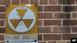 ARCHIVO - Un cartel de refugio nuclear se ve en un edificio de la Calle 9 Este en Nueva York, el 16 de enero de 2018. (AP Foto/Mary Altaffer, Archivo)
