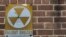 ARCHIVO - Un cartel de refugio nuclear se ve en un edificio de la Calle 9 Este en Nueva York, el 16 de enero de 2018. (AP Foto/Mary Altaffer, Archivo)