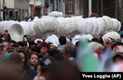 Topi bulu burung unta 'Gilles of Binche' selama parade karnaval di Binche, Belgia, Selasa, 21 Februari 2012. (Foto: AP/Yves Logghe)