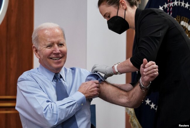 FILE - U.S. President Joe Biden receives a second coranavirus disease (COVID-19) booster vaccination at the White House in Washington, U.S., March 30, 2022. (REUTERS/Kevin Lamarque)