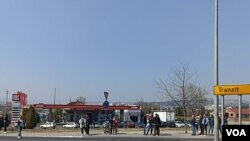 Grupa građana blokirala je na kratko jednu od saobraćajnica u Podgorici u naselju Stari aerodrom, 25. marta 2022.