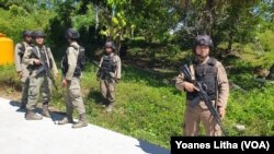 Pengamanan personel Brimob di Desa Kalora, Poso, Sulteng, Selasa (8/3/2022) (Foto: VOA/Yoanes Litha)