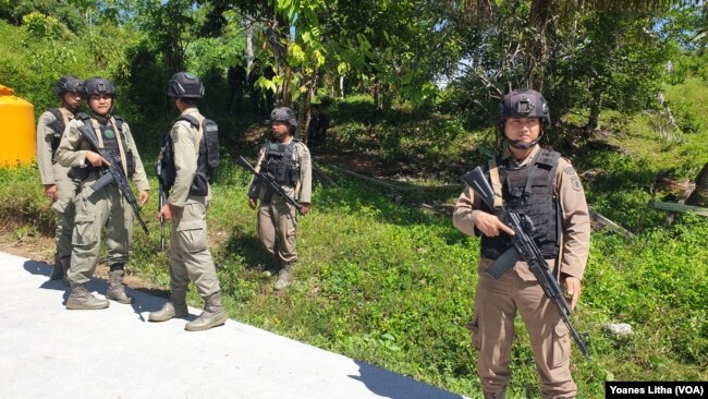 Pengamanan personel Brimob di Desa Kalora, Poso, Sulteng, Selasa (8/3/2022) (Foto: VOA/Yoanes Litha)