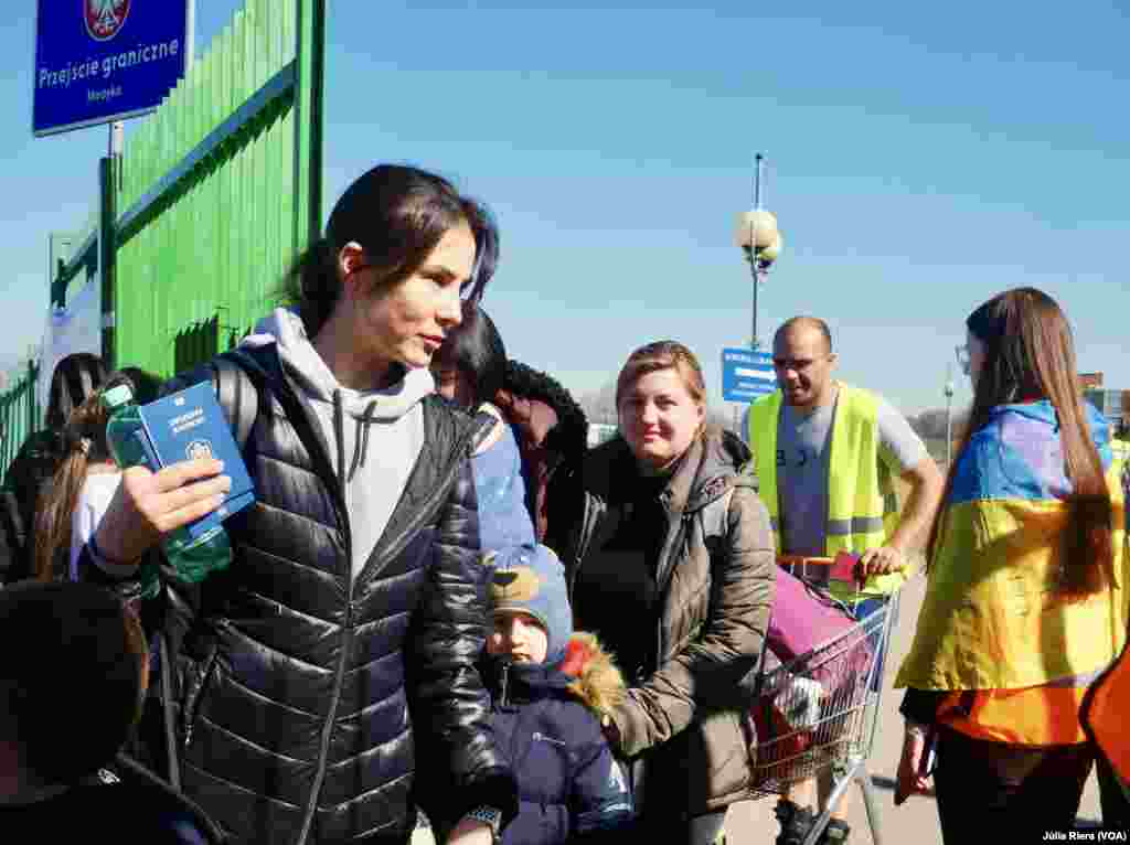 Voluntario lleva las pertenencias de refugiados ucranianos que cruzan la frontera. A menudo, los recién llegados suelen llevar varias bolsas y maletas con las que es difícil moverse.