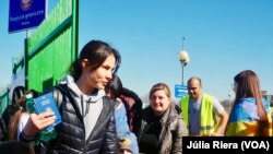 En fotos: Voluntarios asisten a refugiados ucranianos en Medyka, Polonia