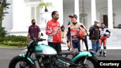 Pembalap Moto GP Marc Marquez mengapresiasi sambutan hangat Presiden dan penggemar Moto GP di Indonesia, saat diterima Presiden Joko Widodo di Istana Merdeka, Jakarta, 16 Maret 2022. (Setpres RI)