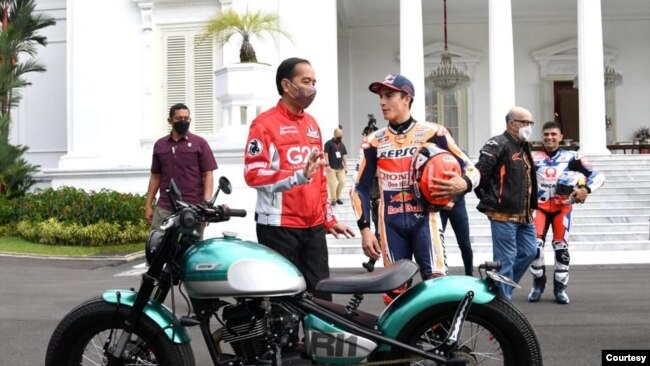 Pembalap Moto GP Marc Marquez mengapresiasi sambutan hangat Presiden dan penggemar Moto GP di Indonesia, saat diterima Presiden Joko Widodo di Istana Merdeka, Jakarta, 16 Maret 2022. (Setpres RI)