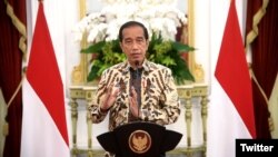 Presiden Jokowi saat memberikan keterangan pers terkait Kebijakan Pelaku Perjalanan Luar Negeri (PPLN) dan Panduan Protokol Kesehatan pada Bulan Ramadan dan IdulFitri, Rabu (23/03/2022), di Istana Merdeka, Jakarta. (Foto: BPMI Setpres/ Twitter @setkabgoid)