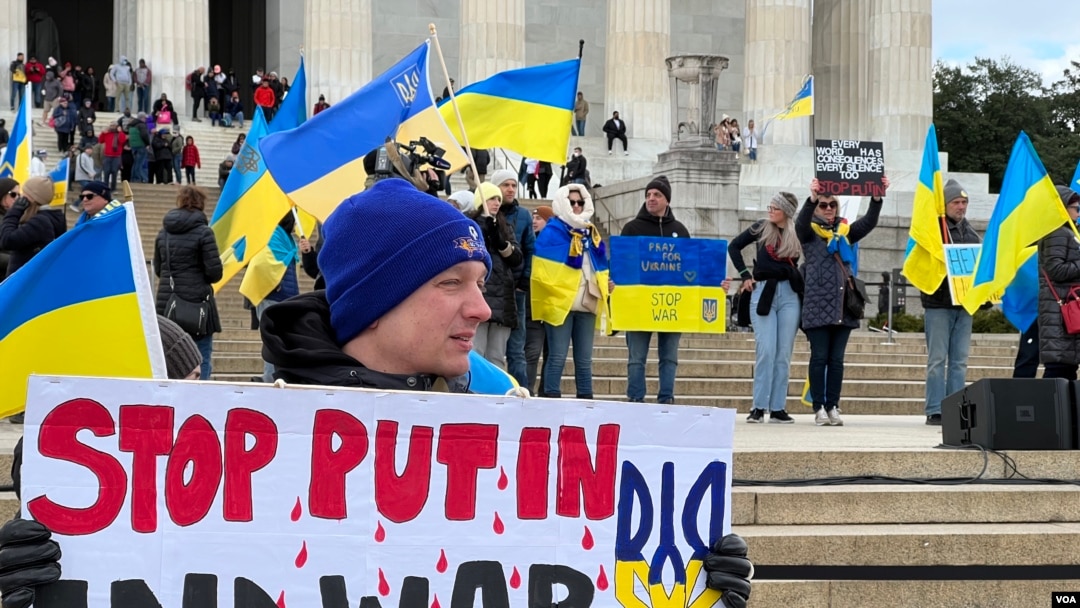 Активист с плакатом "Остановите Путина" у Мемориала Линкольну. 27 марта 2022 года. 