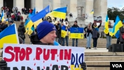 人们在美国首都华盛顿的林肯纪念堂举行抗议集会，支持乌克兰，并反对俄罗斯侵略。(2022年3月27日)