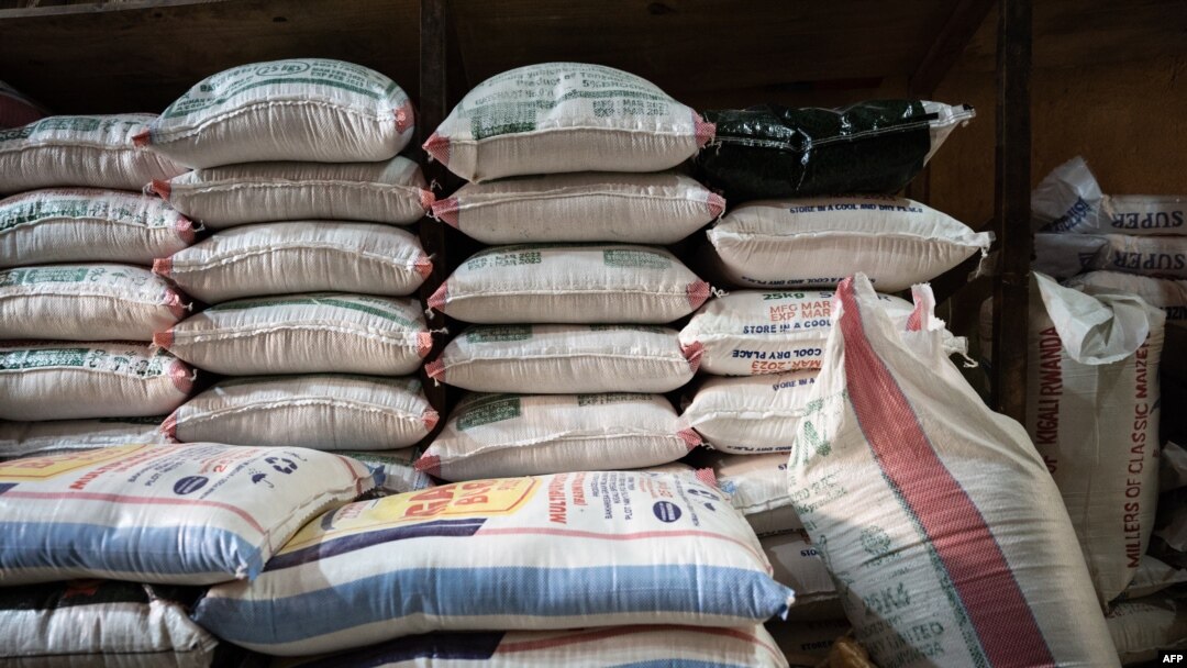 Foto ilustrasi menujukkan tumpukan karung berisi gandum terlihat di sebuah pasar di Kigali, Rwanda, pada 23 Maret 2022. (Foto: AFP/Simon Wohlfart)