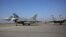 Vojni oficir prolazi između bugarskog MiG-29 i španskog aviona Eurofighter EF-2000 Typhoon II i MiG-29, u Graf Ignatievu, četvrtak, 17. februara 2022. 