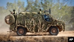 На фото: Бронетранспортер Bushmaster австралійської армії під час навчань 7 липня 2021 року в Таунсвіллі, Австралія