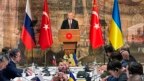 Trong bức ảnh do cơ quan báo chí của BNG Ukraine đưa ra, Tổng thống Thổ Nhĩ Kỳ Recep Tayyip Erdogan phát biểu chào mừng phái đoàn Nga (trái) và Ukraine trước các cuộc thương thảo của họ tại Istanbul hôm 29/3.