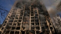 基辅一幢公寓楼在轰炸中损毁。（2022年3月15日）