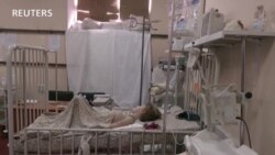 Cậu bé Ukraine khóc đòi cha trên giường bệnh