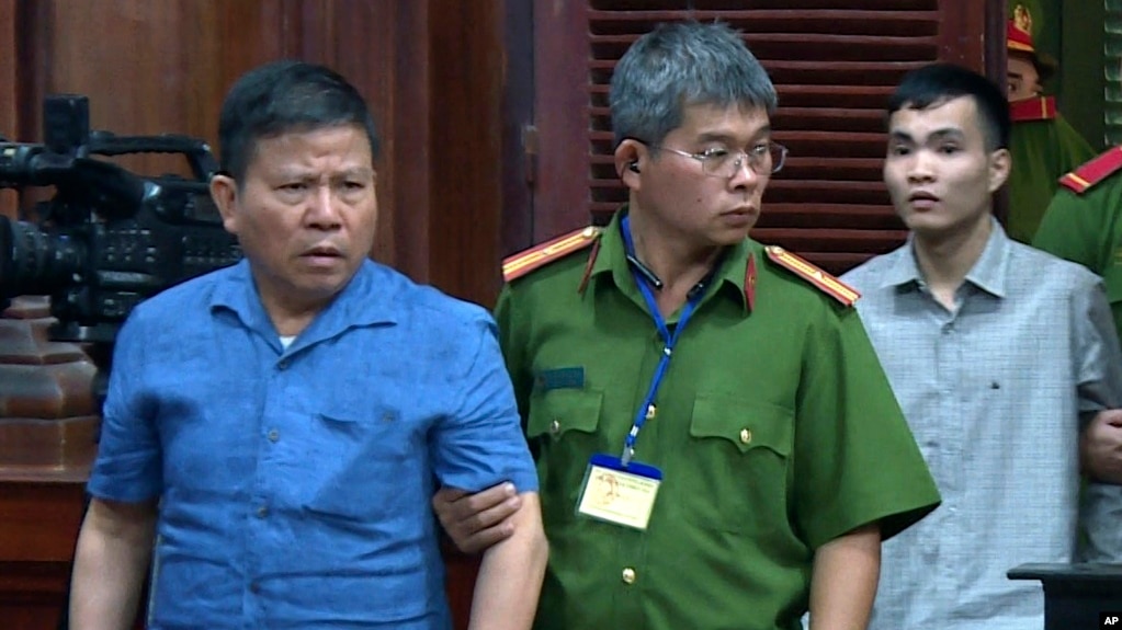 Công dân Úc Châu Văn Khảm (trái) bị giải tới tòa xử án ở TPHCM hôm 11/11/2019. Úc đang thúc giục Việt Nam thả tự do cho người đàn ông 72 tuổi đang thụ án 12 năm tù tại đây vì lý do sức khỏe. (Nguyen Thanh Chung/VNA via AP)