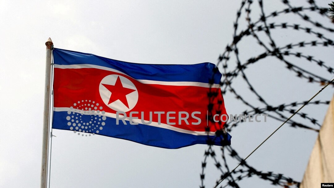FILE: Bendera Korea Utara di kantor Kedutaannya di Kuala Lumpur, Malaysia, 9 Maret 2017. (REUTERS/Edgar Su)