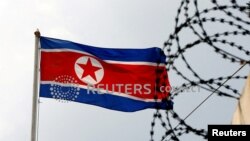 FILE: Bendera Korea Utara di kantor Kedutaannya di Kuala Lumpur, Malaysia, 9 Maret 2017. (REUTERS/Edgar Su)