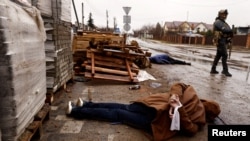 El cuerpo de una persona, con las manos atadas a la espalda, yace en una calle, en medio de la invasión de Rusia a Ucrania, en Bucha, cerca de Kiev, el 3 de abril de 2022. Según los residentes locales, la persona recibió un disparo de los soldados rusos en retirada.