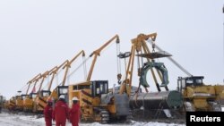 Pekerja China National Petroleum Corp terlihat di lokasi pembangunan jaringan pipa gas alam yang menghubungkan China dan Rusia, di Heihe, Provinsi Heilongjiang, China, 25 Januari 2018. (Foto: via Reuters)