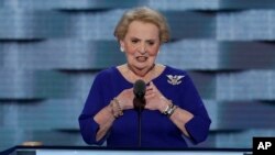 La exsecretaria de Estado de EE. UU., Madeleine Albright, durante la Convención Nacional Demócrata, en Filadelfia, el 26 de julio de 2016. Albright falleció debido al cáncer, dijo su familia el 23 de marzo de 2022. 