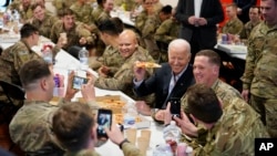 Prezidan Joe Biden vizite manm Aviyasyon Etazini an nan Jasionka, Poloy, 25 Mas 2022.