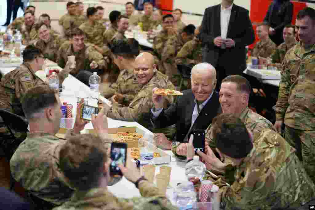 Presiden Joe Biden mengunjungi pasukan AS anggota Divisi Lintas Udara ke-82 di G2A Arena, di Jasionka, Polandia Jumat, 25 Maret 2022. (Foto: AP)