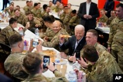 Rais Joe Biden akiwa na wanajeshi wa Marekani alipowatembelea katika Kikosi chao karibu na mpakani mwa Ukraine, Jasionka, Poland. (AP Photo/Evan Vucci)