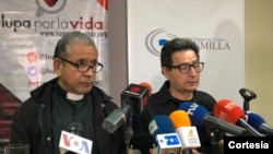 De izquierda a derecha: Alfredo Infante, coordinador de Lupa por la vida y Marino Alvarado, coordinador de Provea, durante presentación de informe sobre letalidad policial en 2021.