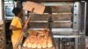 Un boulanger prépare du pain dans une boulangerie à Abobo, une banlieue d'Abidjan, le 24 mars 2022. (Photo Issouf SANOGO / AFP)