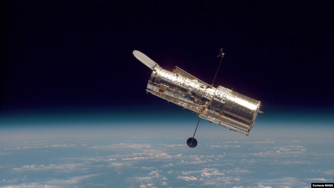 El telescopio espacial Hubble flota en el límite entre la Tierra y el espacio en esta imagen, tomada después de la segunda misión de servicio del Hubble en 1997. [Foto: Cortesía de la NASA].