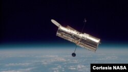 El telescopio espacial Hubble flota en el límite entre la Tierra y el espacio en esta imagen, tomada después de la segunda misión de servicio del Hubble en 1997. [Foto: Cortesía de la NASA].