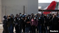 شماری از شهروندان گواتمالا که از ایالات متحده اخراج شده‌اند (تصویر از آرشیف صدای امریکا)