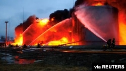 Bombeiros combatem incêndio em depósitos de combustível atingidos por mísseis russos